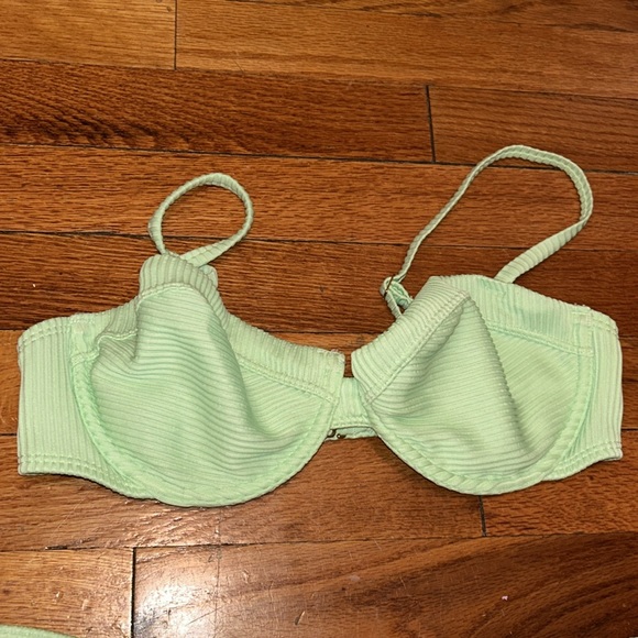 Green bikini - Picture 2 of 5